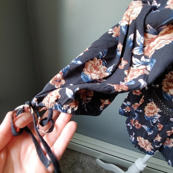 *NWOT* American Eagle Off Shoulder Floral Top - Picture 2 of 4